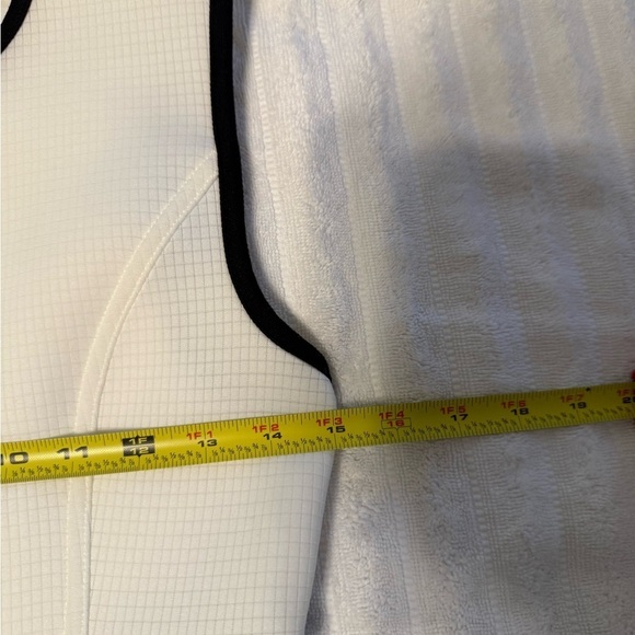 BCBGeneration sleeveless romper size 2 white w black trim Cutout on one side - Picture 8 of 9